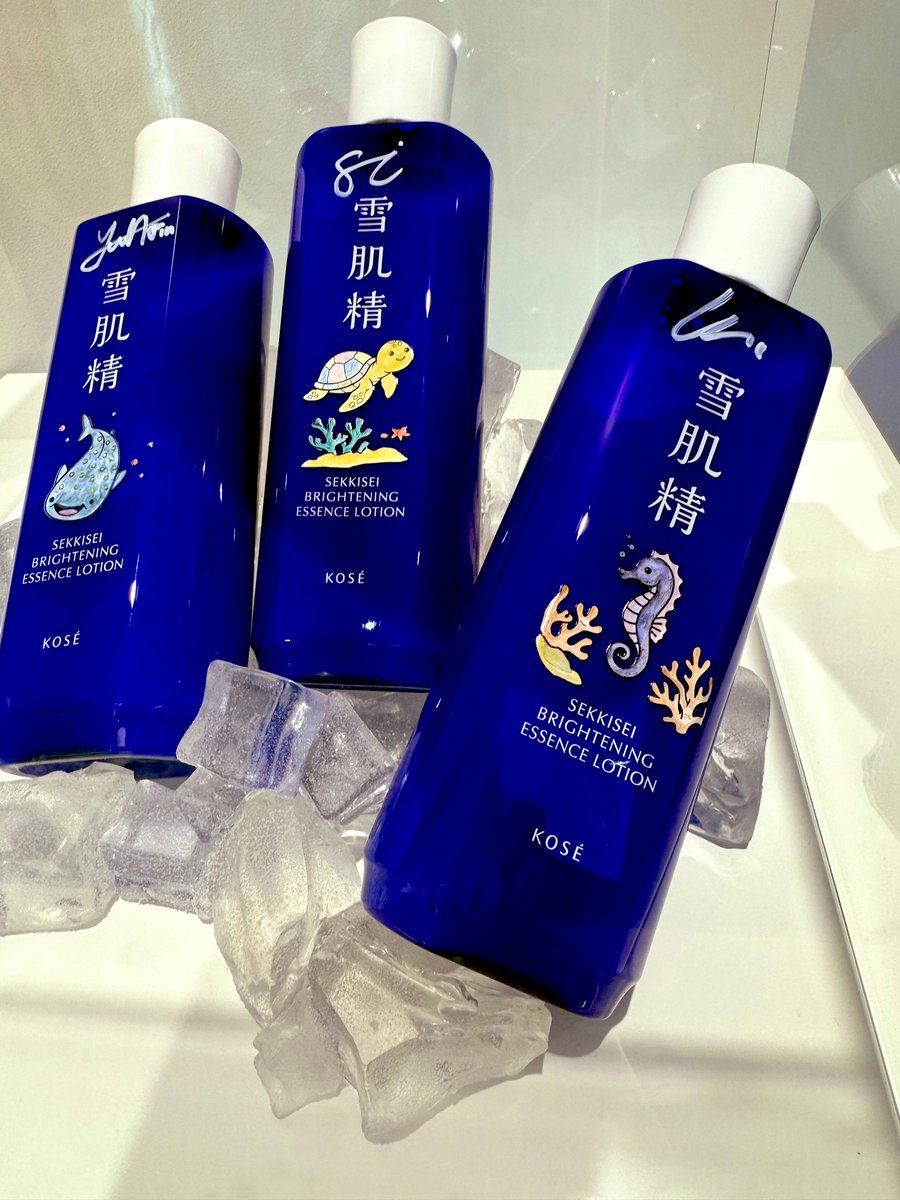 YacoSho_i's tweet photo. 雪肌精POPUPに、距離やタイミングで足を運べない人も沢山いると思うのでボトル作成体験時にサインを出来る限りアップで撮ってきました。
筆圧やインクの掠れ流れが見えると近くで見れた気になって私なら嬉しいなと思ったので…該当の方よろしければ(๑′ᴗ‵๑) #平野紫耀 #神宮寺勇太 #岸優太 #Number_i https://t.co/wQ2gjuaC3B