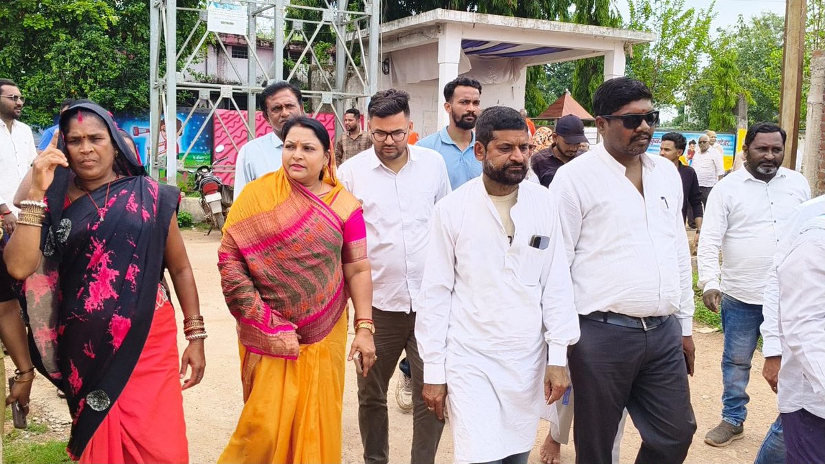 INCChhattisgarh's tweet photo. धमतरी तहसील के ग्राम कोलियारी में वर्षों से रह रहे लगभग 50 गरीब परिवारों को मकान तोड़ने का नोटिस देकर भाजपा सरकार ने अपनी गरीब विरोधी मानसिकता एक बार फिर उजागर कर दी है। बरसात के बीच गरीबों के सिर से छत छीनने की तैयारी करना किसी भी संवेदनशील सरकार को शोभा नहीं देता। https://t.co/1yuvimr6Wp