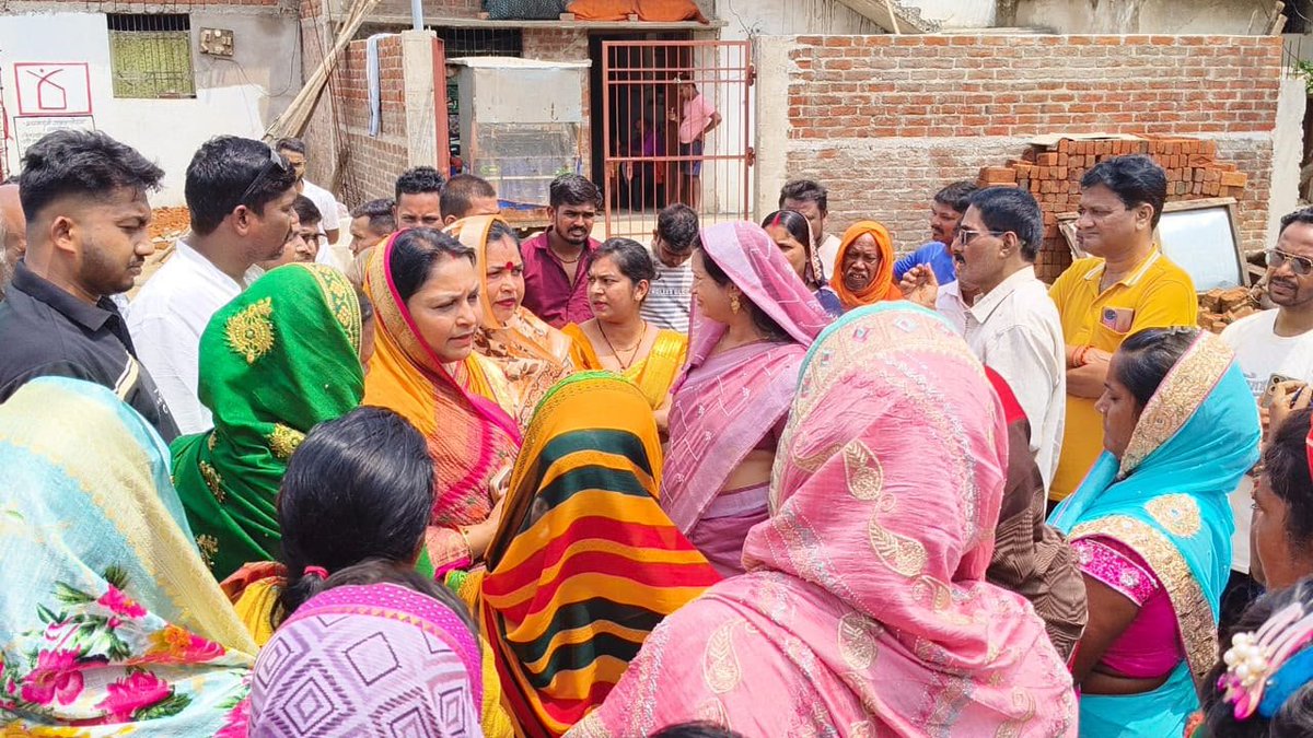 INCChhattisgarh's tweet photo. धमतरी तहसील के ग्राम कोलियारी में वर्षों से रह रहे लगभग 50 गरीब परिवारों को मकान तोड़ने का नोटिस देकर भाजपा सरकार ने अपनी गरीब विरोधी मानसिकता एक बार फिर उजागर कर दी है। बरसात के बीच गरीबों के सिर से छत छीनने की तैयारी करना किसी भी संवेदनशील सरकार को शोभा नहीं देता। https://t.co/1yuvimr6Wp