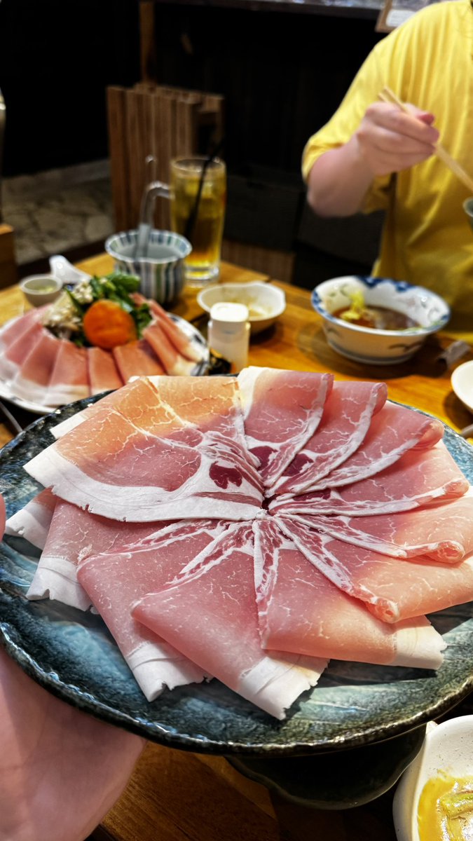 cryptodemon1993's tweet photo. パイトン美味すぎるやろて😂🔥
沖メンと一緒にあっり乾杯！ https://t.co/kqWkl7mS0k