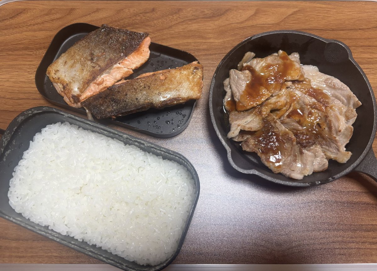 Carter99688063's tweet photo. 昼メシ作ってみた٩( 'ω' )و
メスティン炊飯も慣れてまいりました(๑˃̵ᴗ˂̵)b https://t.co/8gASowrpWA