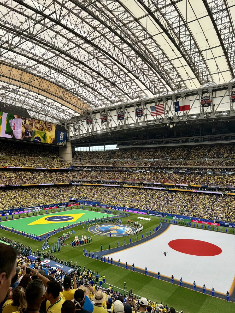 tabi_gari's tweet photo. 決勝トーナメントの日本戦のチケットって、どうやって取ってるんですか？という質問を頂いてるので、参考までに、僕の今回のやり方を紹介⚽️
まず、今回は日本は2位通過の可能性が最も高いと判断して、2位通過のラウンド32（ヒューストン）のチケットを取ってました。もちろん、ホテルやバスも予約。
さらに、1位通過パターンもあり得ると考え、1位通過でラウンド32（これはヒューストンと同日なので取れず）を突破した場合のラウンド16（これもヒューストン）のチケットも購入。
これなら、順当に2位通過した場合も、絶好調で1位通過で勝ち進んでいった場合も、どちらかの試合は観られるという判断。さらに、どちらもヒューストン開催なので、移動も最小限になり、旅費も抑えられる。
もちろん、1位通過でラウンド32敗退パターンや3位通過パターンの場合は観られないけど、そのときは他の国の試合を観られるわけだし、まあいいかと思ってました。
結果、2位通過でラウンド32、日本vsブラジルを現地観戦できることに✨

確かに決勝トーナメントの試合って、数日前に何位通過か、開催地はどこかが決まるので、それから予約するのはよほど旅慣れてないと難しいし、僕みたいに事前に取っておくのも少しリスクがある。
ただ、やっぱり決勝トーナメントの生観戦って、グループリーグとは違う興奮がある。
なにより、日本代表にとって、もし「新しい景色」が観られるとしたら、それはもう決勝トーナメントしかない。
できれば次の2030年大会は、試行錯誤も楽しみつつ、決勝トーナメントの応援に来てくれる日本のサポーターが増えるといいな、と思ってます🇯🇵