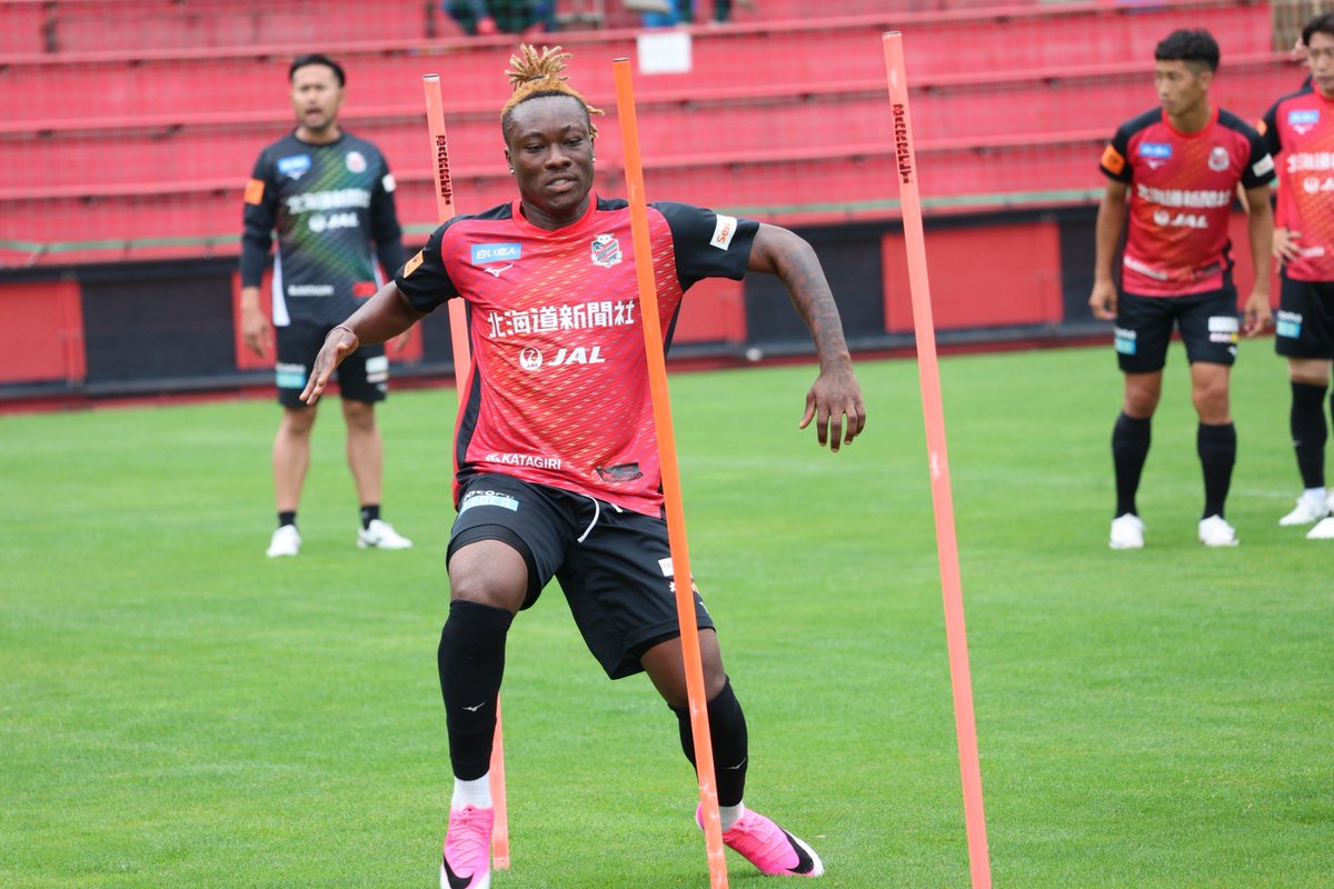 consaofficial's tweet photo. Jambo🇬🇭

KING's New Hair👑🍍

#consadole #コンサドーレ
#キングロードサフォ https://t.co/ylCprvqjFX