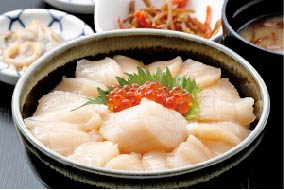 hokkaido_jalan's tweet photo. 港町のコスパ◎豪華海鮮丼を紹介📢

📍さるふつまるごと館（猿払村）
ほたて丼1980円（小鉢、漬物、みそ汁付き）
※4/1〜10/30限定

目玉ネタは猿払産のホタテ！
オホーツクで育った、肉厚で強い甘みが特徴の
ぶりぶりホタテをなんと5枚分使用👀
赤く輝くイクラも添えてボリューム満点 https://t.co/OzTFDa6k2h