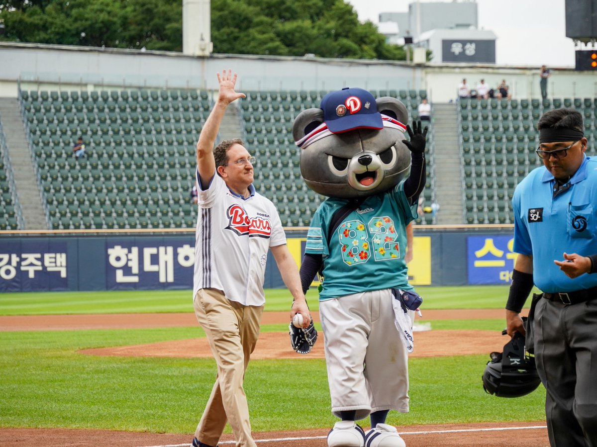 USEmbassySeoul's tweet photo. An unforgettable night at the ballpark with CDA Heller throwing the first pitch! ⚾🇺🇸🇰🇷

Baseball isn't just a sport – it's a shared passion that brings us all together! Thank you @doosanbears1982 for the warm hospitality and to the fans for making it such a memorable evening. https://t.co/9WPUvHpPlB