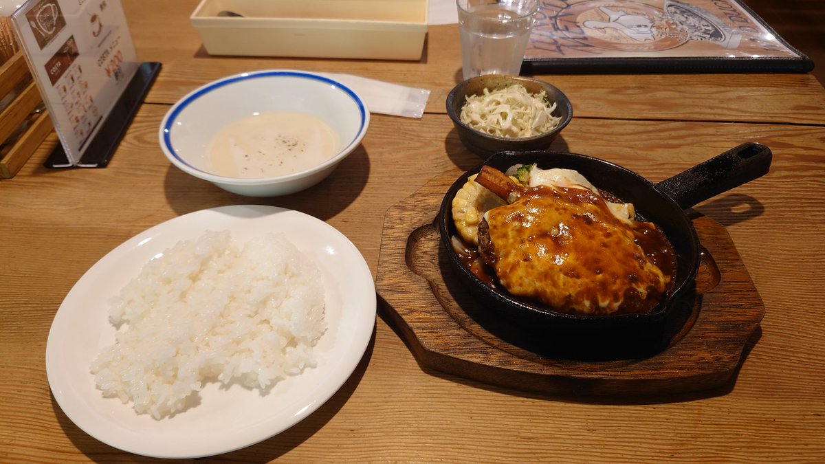 ksyrire_python's tweet photo. 三木市と加東市の市境、峠にある店
「ワイルドダック（小さな森の喫茶店）」
いつも気になっていたが、今日初めて立ち寄った✨
日替わりのハンバーグランチを頂く🍴
チーズハンバーグがメチャ美味い😋
レジ前には焼きたてのパンまで売っていた🤤 https://t.co/sP6azLK0ST