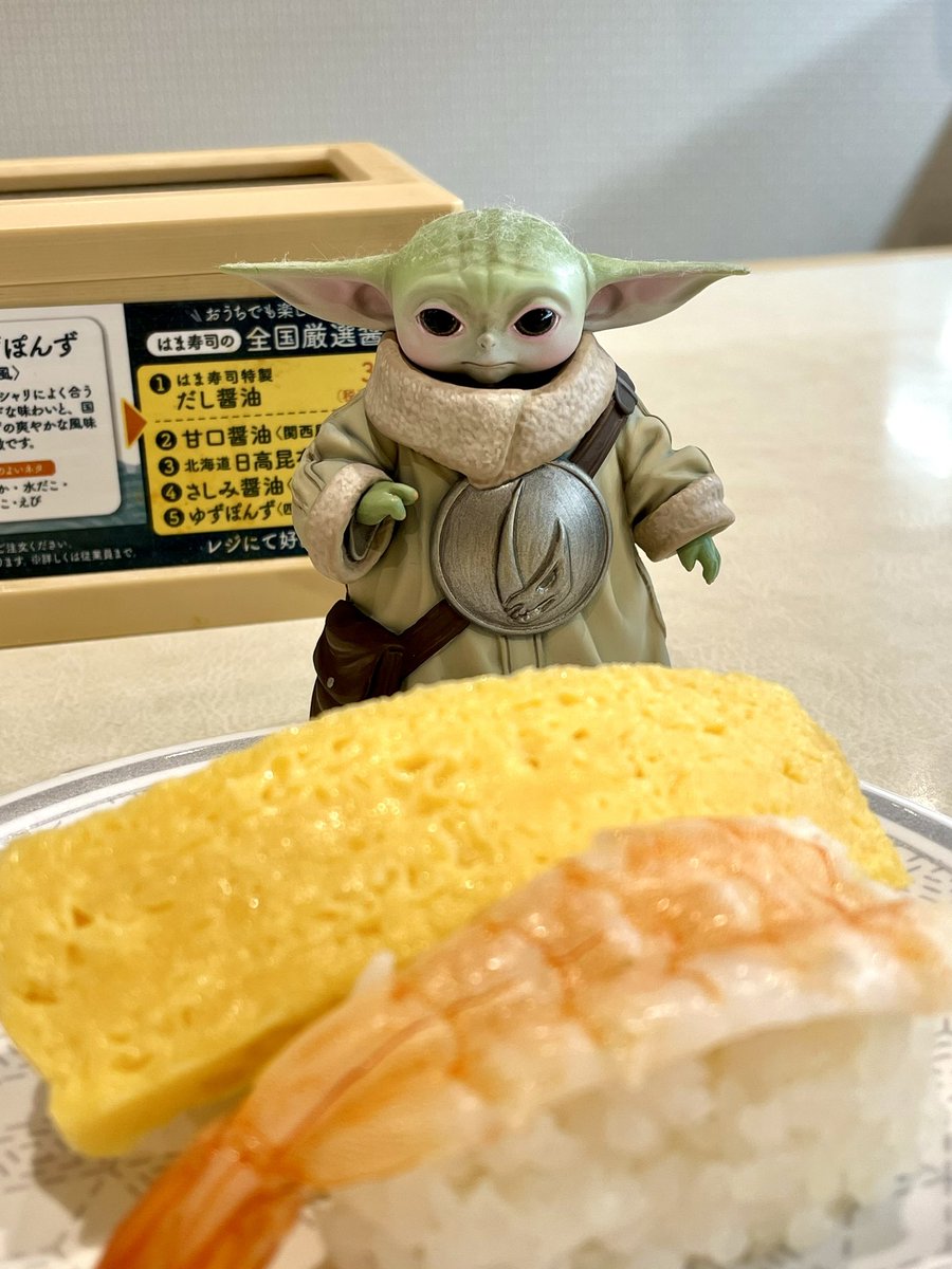 BTBume's tweet photo. 肩のリハビリで外出したのでグーちゃんとお寿司食べました🍣

#グーちゃん塗装 https://t.co/wmFS562kdU