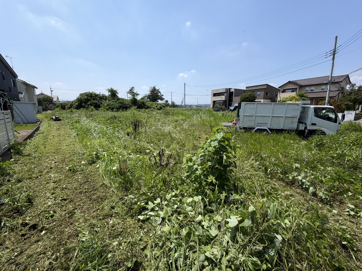 katazukeonestop's tweet photo. ３００坪ぐらいの草刈りならうちの機械で１時間で草刈り終わります🥰(大袈裟？www) https://t.co/ou8XQWPC93