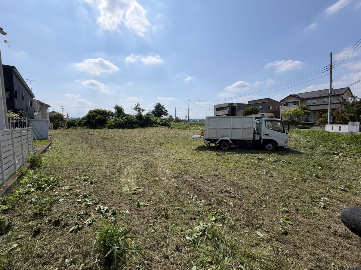 katazukeonestop's tweet photo. ３００坪ぐらいの草刈りならうちの機械で１時間で草刈り終わります🥰(大袈裟？www) https://t.co/ou8XQWPC93