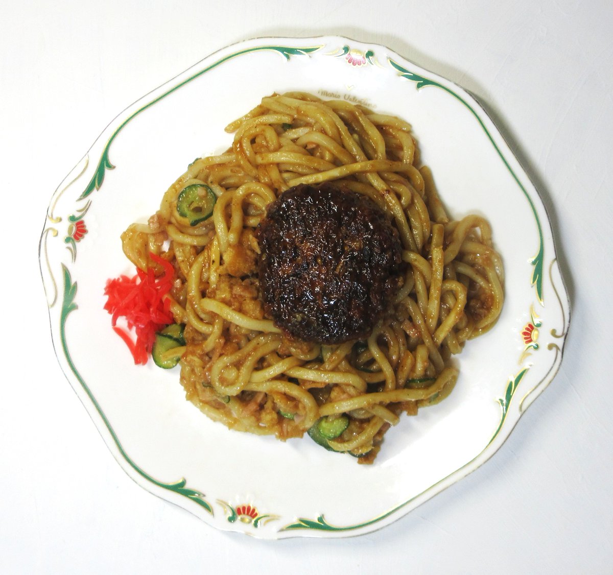 okosina's tweet photo. 何時買ったか覚えがないうどんがあったので、昨日の残りのハンバーグとポテトコロッケサラダで焼きうどん。

なんだよ！昨日の残りかよ！って？

いやいや、ここは戦時下の日本！サツマイモにありつけるだけで御の字の時代。
そして、わたしは食べ盛りの14歳。
え！まだハンバーグあったの？嬉しい！ https://t.co/wsBt506vhh