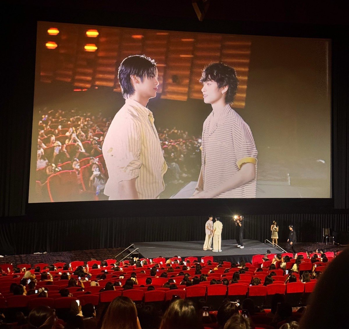 wAnd3rinG_Gh0st's tweet photo. It's giving final episode ng series wherein Wave just won an award and called Thee sa stage to announce sa world that he is the love of his life.
Sabay kiss and hug. 😏🫣
#ท่านโปรดคลื่น

MAJOR X THEEWAVE MOANA
#MoanaTHxTheeWave https://t.co/QsfdhZ6hd8