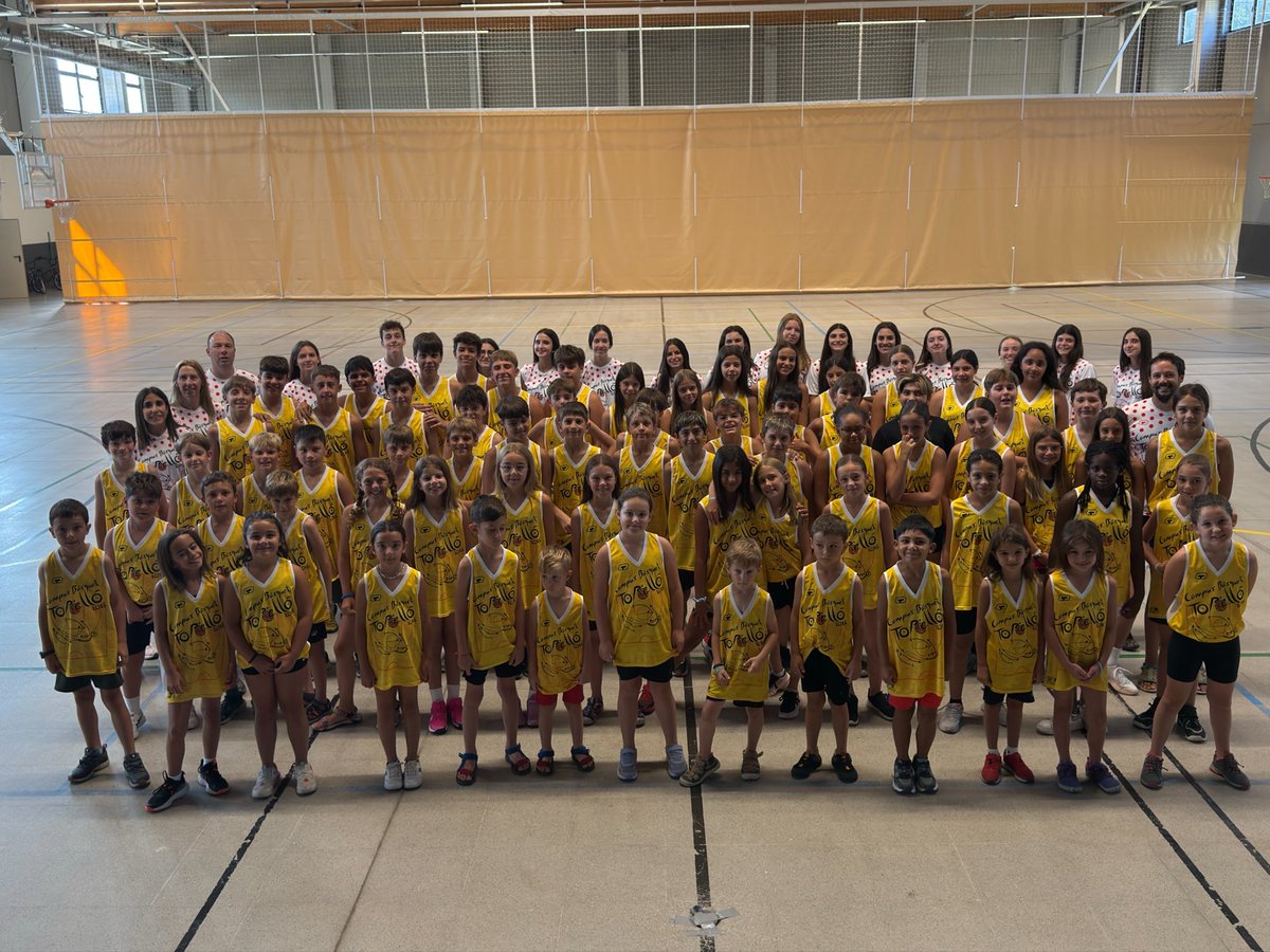 CBTORELLO's tweet photo. 🏀 Ja som a l'equador del Campus de Bàsquet Torelló!
Ja hem gaudit de 💦 Water World, 🚴 sortides amb bici, 🚴‍♂️ el Tour de França, 👨‍🍳 taller de cuina, ♟️ taller d'escacs i 🏀 amistosos internacionals amb equips de Mèxic, Islàndia, Turquia i d'altres països. https://t.co/THYtnpCA5b