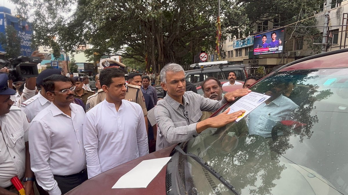 grovervj's tweet photo. Great initiative @krishnabgowda , nice to see the crackdown on #abandoned vehicles occupying #footpaths alongwith @ArshadRizwan and @Jointcptraffic It will go a long way in clearing up #pavements for #pedestrians in #Nammabengaluru.
@KBGBlrDevUpdate https://t.co/Tyhm9cDd8A