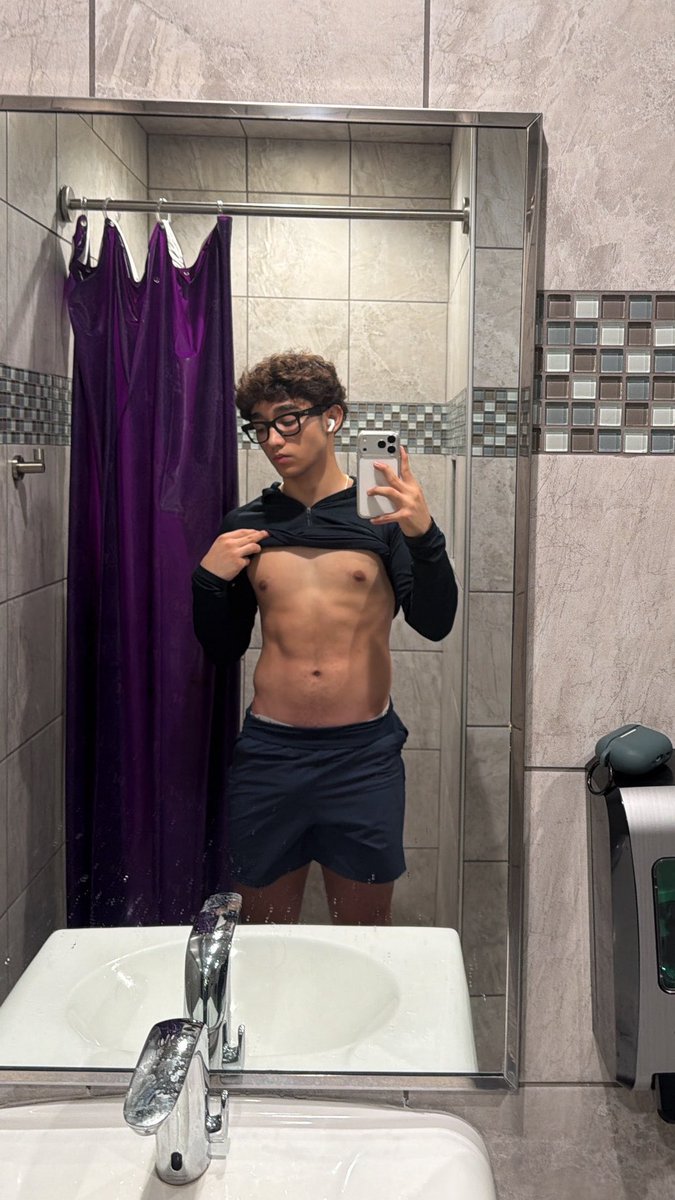 Leonarde45788's tweet photo. Gracias por los 5k bellas 😛❤️‍🩹 https://t.co/cl2NXVl072
