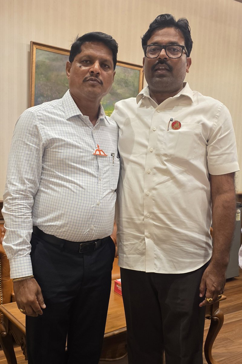 SubhashSalunke2's tweet photo. #History_Man
नाशिक जिल्हा स्थानिक स्वराज्य संस्थेच्या निवडणुकीत अपक्ष उमेदवार म्हणून निवडून आलेले आमदार मा.गोकुळ गिते यांची विधान भवनातील साहेबांच्या दालनात भेट झाली, यावेळी त्यांचे अभिनंदन केले. त्यांनी स्वतः तून विचारपूस करून खांद्यावर हात ठेवून फोटो काढला.
#जायंट_किलर https://t.co/LwTcWT4OKt