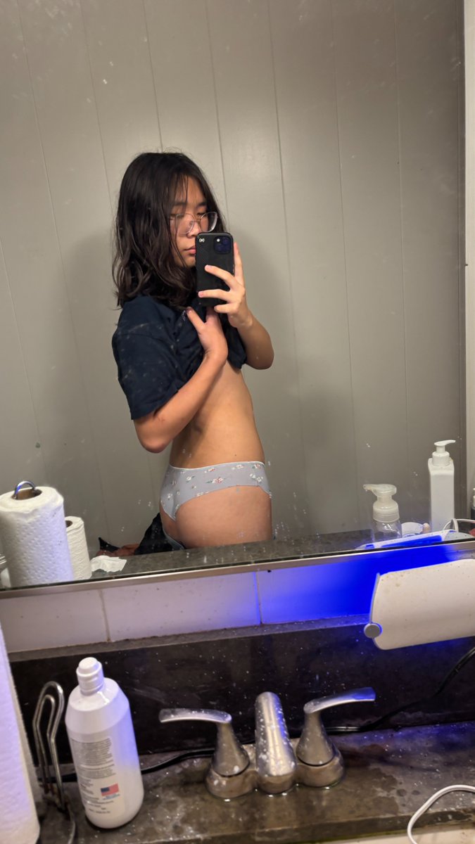 cutiegrem's tweet photo. everybody on here is just scamming tryna "send paychecks"

dm me if ur real and gonn buy from me in crypto or gift cards

#sellingcontent #nsfwtwt #buying #selling https://t.co/7wTRk9bc5U