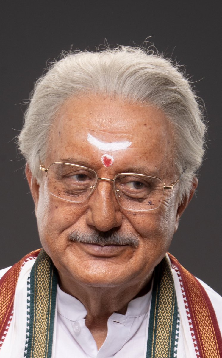 AnupamPKher's tweet photo. अब जबकि मेरे द्वारा निभाए जा रहे किरदार की कुछ तस्वीरें मीडिया में आ चुकी हैं, तो मुझे लगा कि आप सबको मैं ख़ुद ही बता दूँ कि मैं किस भूमिका में नज़र आने वाला हूँ।🙏🕉
फ़िल्म ‘ श्री रामभूमि’ में मैं श्री अशोक सिंघल जी की भूमिका निभा रहा हूँ!! एक ऐसे व्यक्तित्व, जिन्होंने श्रीराम जन्मभूमि आंदोलन को अपनी पूरी निष्ठा, दृढ़ संकल्प और समर्पण से दिशा दी। वे केवल एक नेता नहीं, बल्कि प्रभु श्रीराम के अनन्य सेवक थे। उनकी आस्था, उनकी संवेदनशीलता और उनके अटूट विश्वास ने इस आंदोलन को एक नई ऊर्जा दी।
इतिहास के ऐसे व्यक्तित्व को पर्दे पर ईमानदारी और संवेदनशीलता के साथ जीवंत करना मेरे लिए एक बहुत बड़ी ज़िम्मेदारी है। मैं पूरी निष्ठा से अपना सर्वश्रेष्ठ देने की कोशिश करूँगा।
आप सबके आशीर्वाद और शुभकामनाओं की आवश्यकता रहेगी। जय श्री राम! 🙏❤️ #JaiShriRam #ShriRambhoomi @zeestudiosofficial