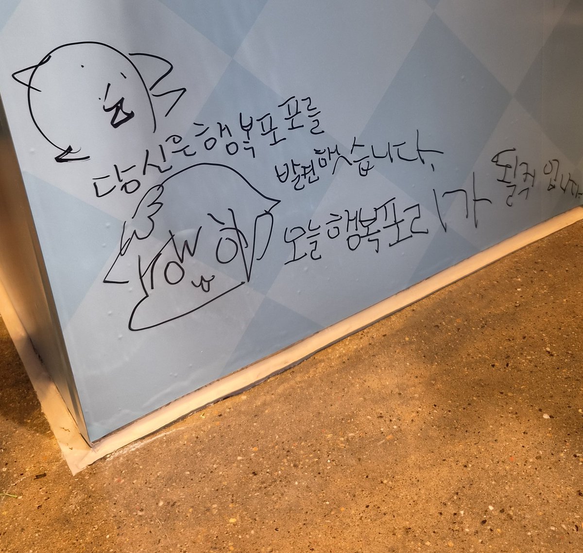 POx4_Projecti's tweet photo. 아니 팬카페 보니까 다 내것만 못찾앗네 모네 로즈꺼 아래에잇어ㅠㅠ 나 누워서적엇는데 우우 https://t.co/WPoxGKxMVx