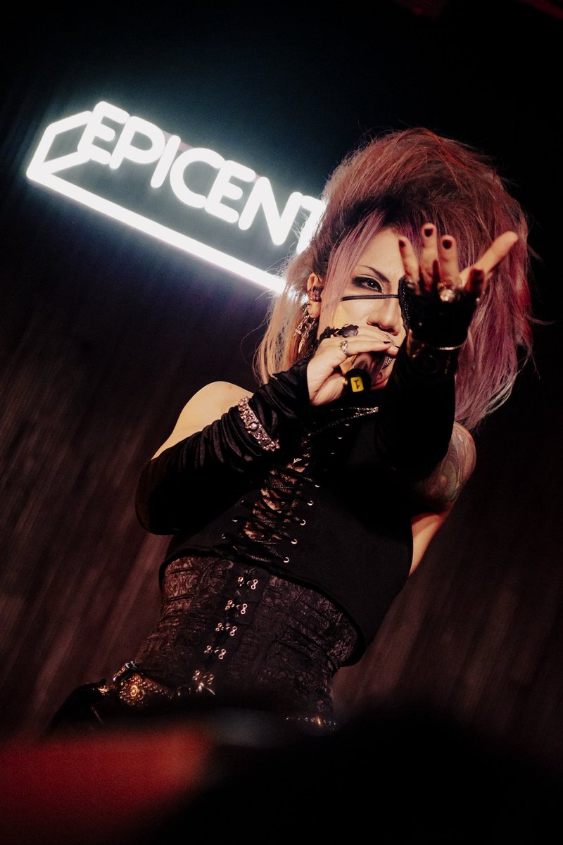 artcube_z's tweet photo. Moi dix Moisいよいよフランスへ🇫🇷

持ち時間はたっぷりとワンマンライヴ級に用意されている！！

Moi dix Moisは日本を代表するヴィジュアル系バンドとして我々の世界観である暗黒の世界へ媚びる事なく皆さんを誘っていこうではありませんか！

日本で待つディスト達よ！！
安心してくれ、いつも通りのMoi dix Moisを海外でもそのままやってくるよ！
君達は日本から邪悪な印と闇をも裂く気持ちを持って応援していてくれ🤘

そして、初めてMoi dix Moisを体感する皆んなへ！
いつもと変わらぬ暗黒の世界へ連れて行く、邪悪な印を天に掲げ🤘
会場を震わす大きな声で叫びかけてくれ！！

パリの会場を共に揺らしていこうではないか！！

(ｷ^ _☻*))y dix love‼️