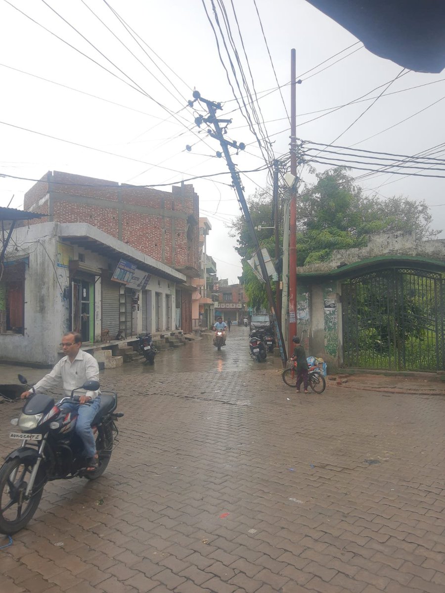 newsbondofindia's tweet photo. 11 हजार HTL दूसरा LTL दो पोल वर्षों से 45 डिग्री एंगल में झुके हैं हादसों को दावत दे रहे हैं SDO 3 तहसील जनपद संभल नहीं करते सुनवाई हादसे के लिए SDO 3 को जिम्मेदार ठहराया जाए @SdoSambhal @PVVNLHQ @UPPCLLKO @EMofficeUP @aksharmaBharat @DmSambhal @myogiadityanath @mduppcl @MdPvvnl https://t.co/vpsQxd0d8q