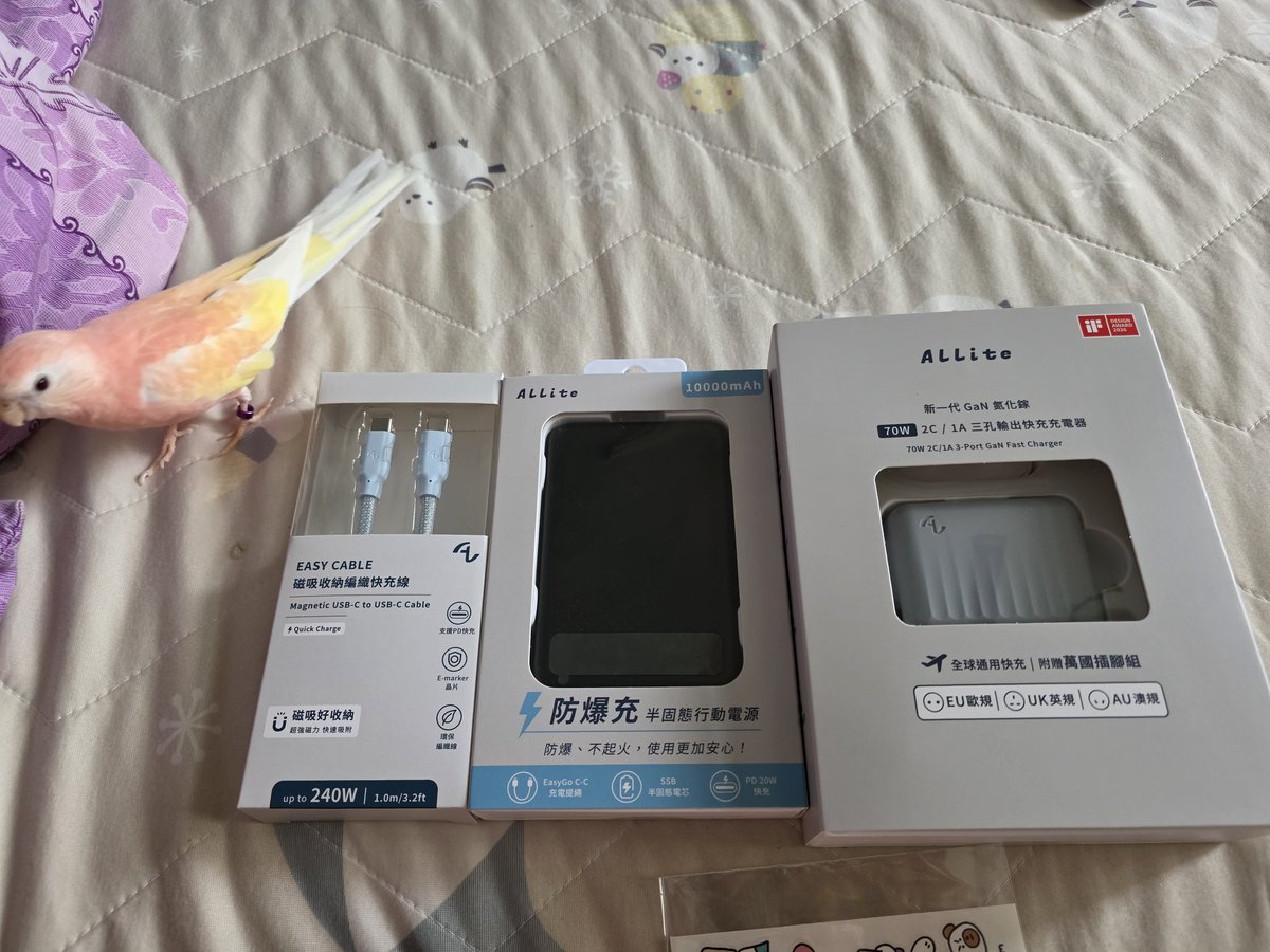 will8204021's tweet photo. 主播業配的充電組合來啦！
派出Q粿小朋友來幫忙開箱(其他兩隻看到新東西第一反應是先跑走)
線買的時候還沒注意看，是很讚的編織線!質感真的超棒，草包一起買起來~
#草包life https://t.co/XPtOIzxRms