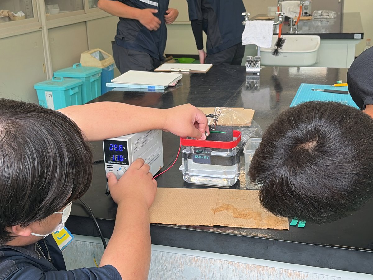 moriko_iwate's tweet photo. 工業化学科「いわての化学」➂ 県内で表面処理（めっき）を行っている、株式会社東亜電化さんを講師としてお招きし、「カラーチタン」の実習を行いました。電圧の強弱を変化させることで、形成する酸化膜の厚みが変わり、様々な色合いに仕上がりました！(^▽^)/ https://t.co/3LWRFNwqwE