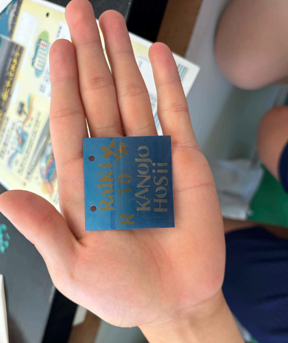 moriko_iwate's tweet photo. 工業化学科「いわての化学」➂ 県内で表面処理（めっき）を行っている、株式会社東亜電化さんを講師としてお招きし、「カラーチタン」の実習を行いました。電圧の強弱を変化させることで、形成する酸化膜の厚みが変わり、様々な色合いに仕上がりました！(^▽^)/ https://t.co/3LWRFNwqwE