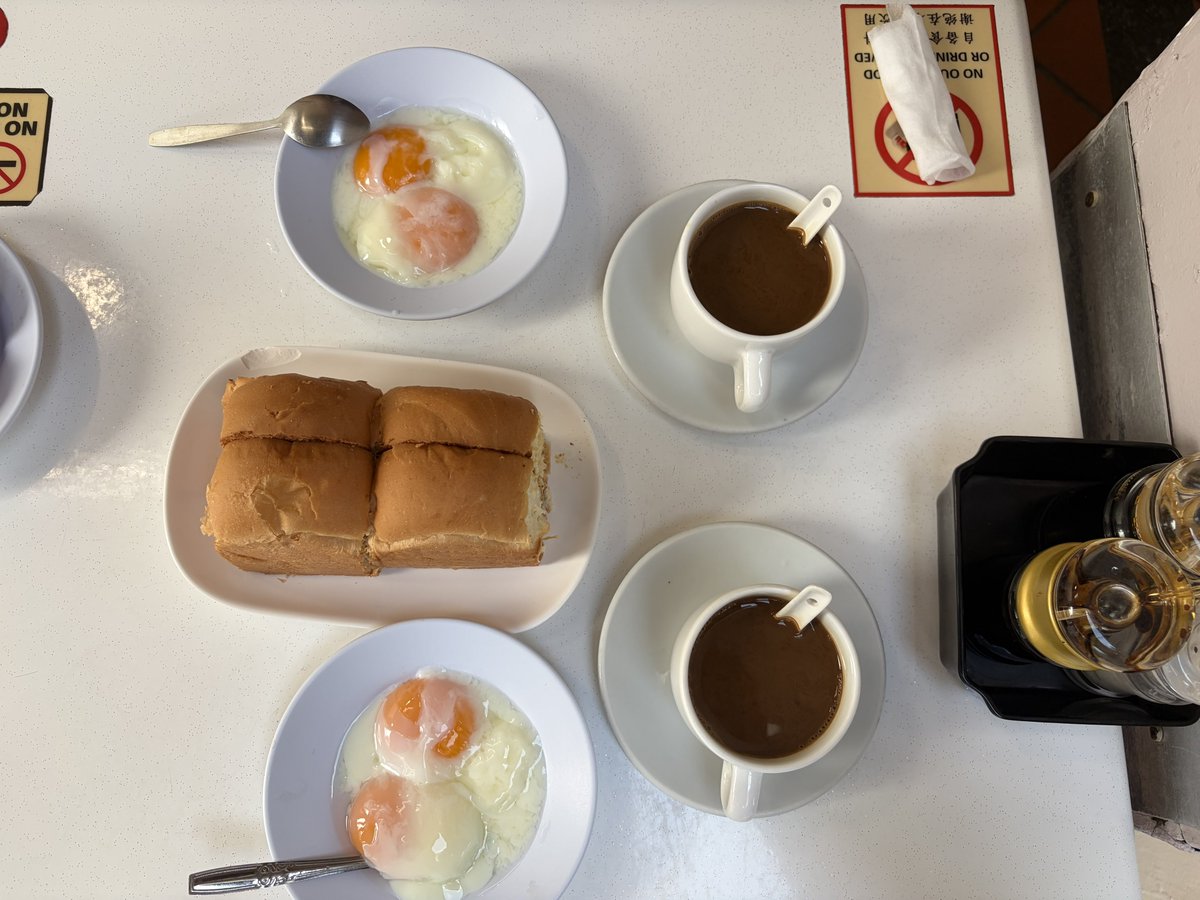 y__3130's tweet photo. 現地1食目は嬉園珈琲店のカヤトースト！
ココナッツのジャムにバターが挟んであって、そのままでもいいけど温玉に醤油を混ぜたものつけてもおいしかった😌
混んでたけど、SixTONESも来てた所だったし来れてよかった🙌
 #ゆうたくんのACLE予行練習 https://t.co/Z7yNNSzChk