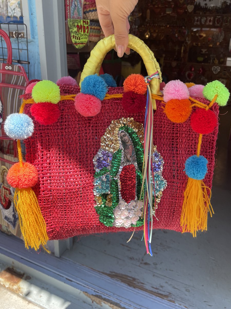 padmexico's tweet photo. マゲイという竜舌蘭の繊維で作られたバッグです🛍️🌟
繊維を染めてあり、発色がとても綺麗なのが特徴です💓

持ち手にはビタミンカラーなリボン🎀
バッグの開口部には大きめのボンボンが付いていたり
とてもカラフルで目を惹きます👀

PRICE ¥11,000

WEB SHOP未掲載の為、DMにてお問合せください💌 https://t.co/ovkKQjOWFI