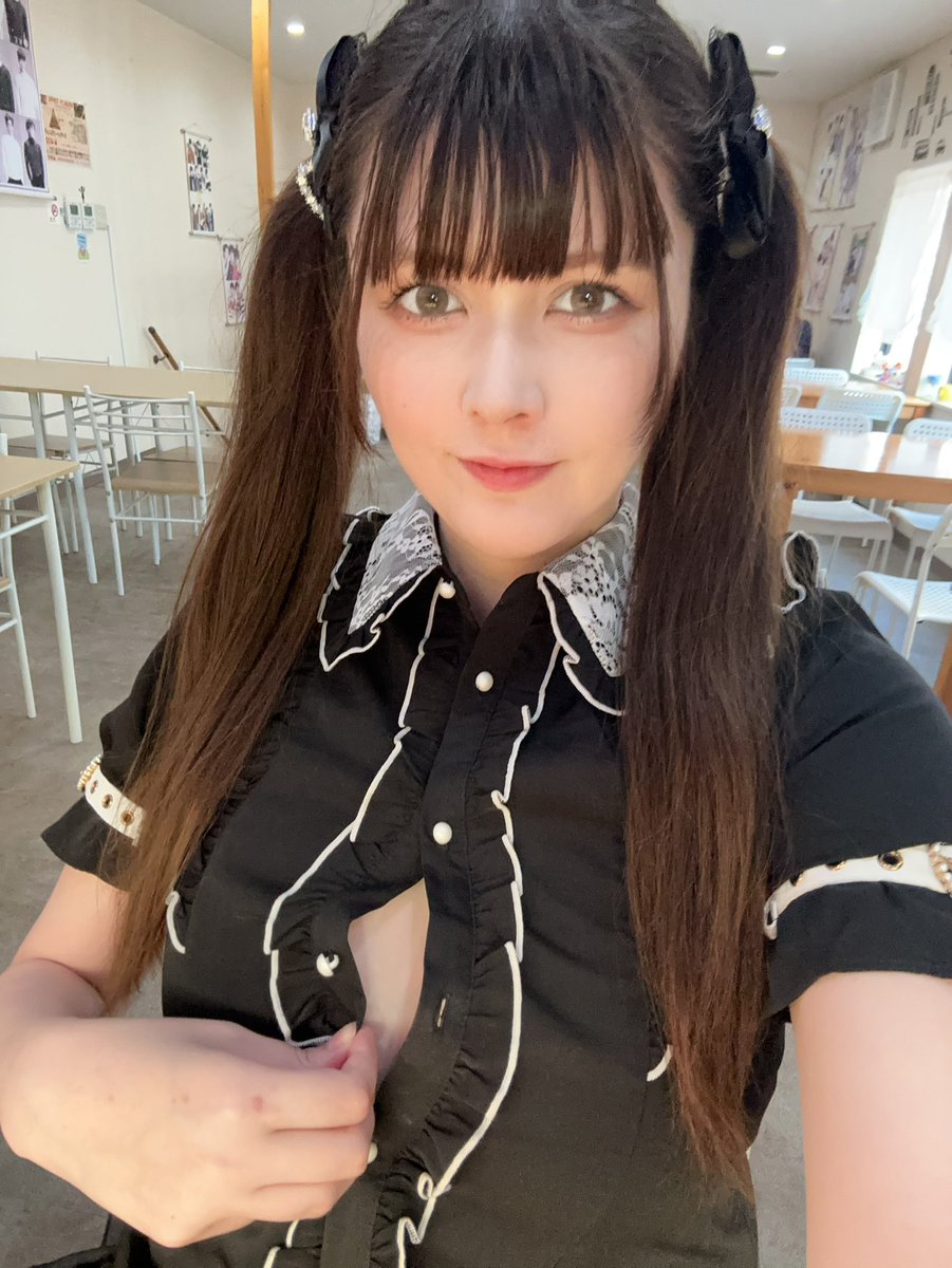 _misha_182_'s tweet photo. 今日は2m地雷女子で出勤なんですが
服のサイズ合わなくて
胸のボタン弾け飛んじゃいます https://t.co/qyvwJFgXYg