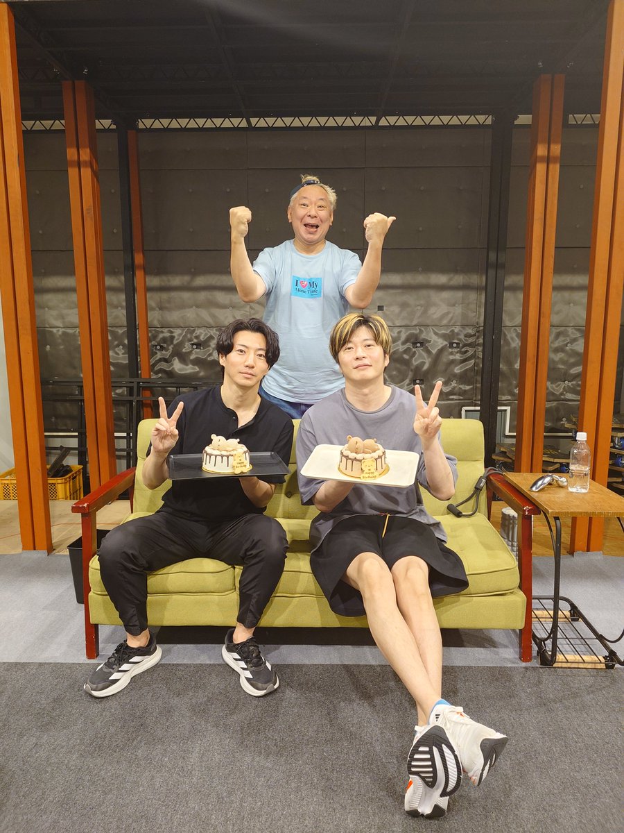 suzukiosamuchan's tweet photo. なんと本日7月10日は、田中圭くんの誕生日！
舞台「母さん、ラブソングです。」の出演者はたった二人。そのもう一人、矢崎広くんも今日が誕生日です。
出演者二人ともが7月10日生まれ。こんな奇跡、ありますか？
昨日は一足早く、みんなでお祝いしました。
稽古は連日、たった二人だからこその濃密な時間。毎日、新しい発見があります。
チケットの一般発売もスタートしました。 東京公演はすでに8割以上が売れてしまっています。
1万枚以上が売れてます。本当にありがとうございます。
この舞台のために、平井大さんが新曲を書き下ろしてくださいました。 その曲を、田中圭くんが劇中で歌います。
これが、本当に素晴らしい。
物語とともに、その歌が胸に残るはずです。
ぜひ劇場で、この二人だから生まれる空気を体感してください。 しびれます。