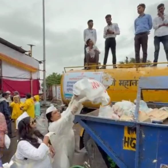 pcmcindiagovin's tweet photo. सेवा वारकऱ्यांची, जबाबदारी स्वच्छतेची

पिंपरी चिंचवड महानगरपालिका आणि विविध स्वयंसे���ी संस्थांच्या संयुक्त विद्यमाने राबविण्यात आलेल्या ‘वारी स्वच्छता सेवा�� उपक्रम यशस्वीपणे पार पडला.

#AshadhiWari #SayNoToPlastic #EcoFriendlyWari #GoGreen #ProtectNature https://t.co/c3PvH4ACbg