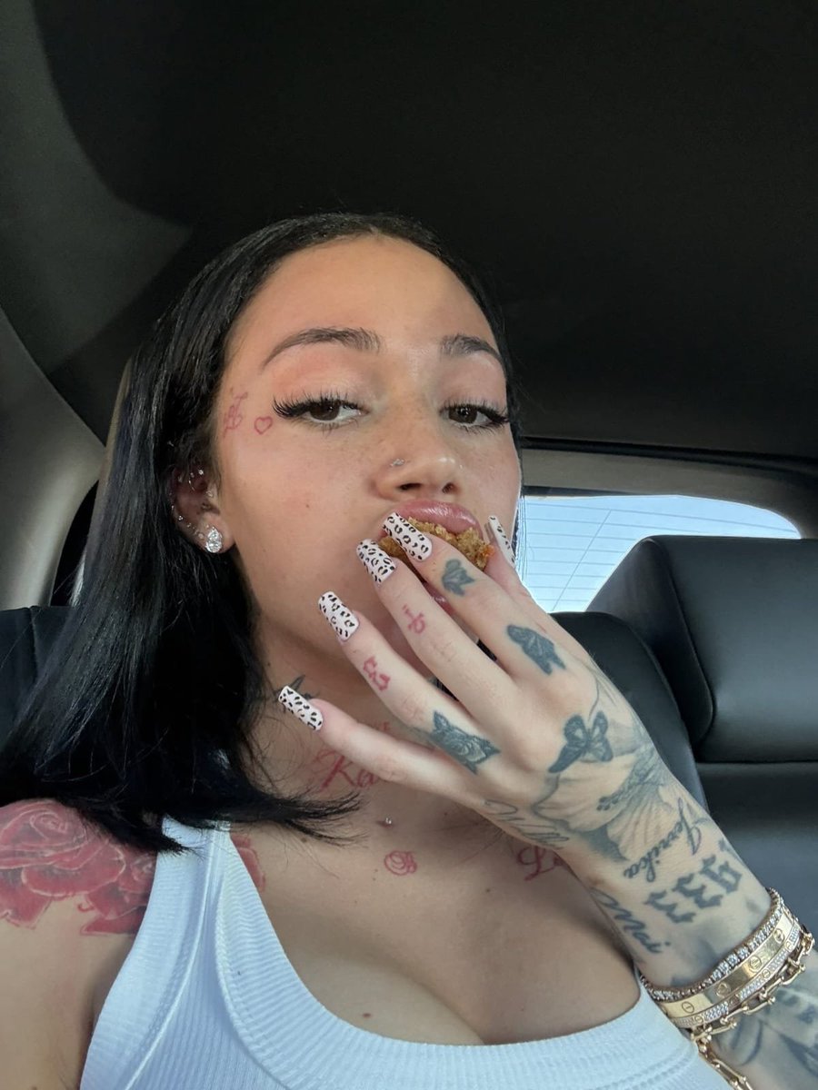 Babess_xx's tweet photo. Bhad Bhabie. 👌 https://t.co/MzV0mi7ZGX