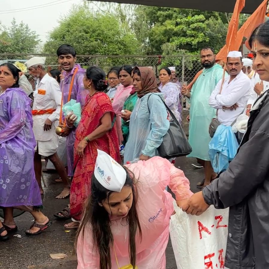 pcmcindiagovin's tweet photo. सेवा वारकऱ्यांची, जबाबदारी स्वच्छतेची

पिंपरी चिंचवड महानगरपालिका आणि विविध स्वयंसे���ी संस्थांच्या संयुक्त विद्यमाने राबविण्यात आलेल्या ‘वारी स्वच्छता सेवा�� उपक्रम यशस्वीपणे पार पडला.

#AshadhiWari #SayNoToPlastic #EcoFriendlyWari #GoGreen #ProtectNature https://t.co/c3PvH4ACbg