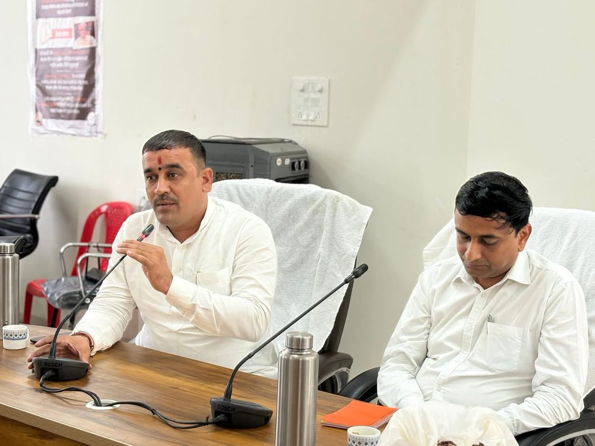 PatilBjp1's tweet photo. जनपद पंचायत बुरहानपुर के सभा कक्ष में वृक्षारोपण के विषय पर अपर कलेक्टर राजेश_पाटीदार जी द्वारा आयोजित कार्यशाला में सम्मिलित होकर अपने विचार व्यक्त किए।

कार्यशाला में पर्यावरण संरक्षण, हरित विकास एवं जनभागीदारी के माध्यम से अधिक से अधिक वृक्षारोपण के महत्व पर सार्थक चर्चा हुई https://t.co/xCDROJ7bVw