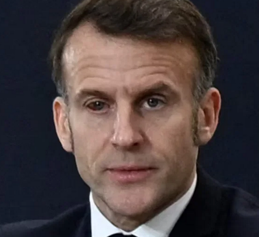 dreslincourt's tweet photo. grattage → souvent lié à la formication (sensation d’insectes sous la peau) typique de la cocaï...ne ou de la méthamphétamine.
locution trouble → effet dépresseur ou confusant de nombreuses substances (stimulants en descente, opioïdes,cocai...ne....
Œil infecté → complication directe fréquente chez les usagers.
Avec ces trois signes réunis (grattage + parole difficile + œil infecté), on est dans un profil très évocateur d’une consommation récente ou chronique de produits illiscites....(coc ,,aïne/cra;;ck/me  th),
Source Grok.