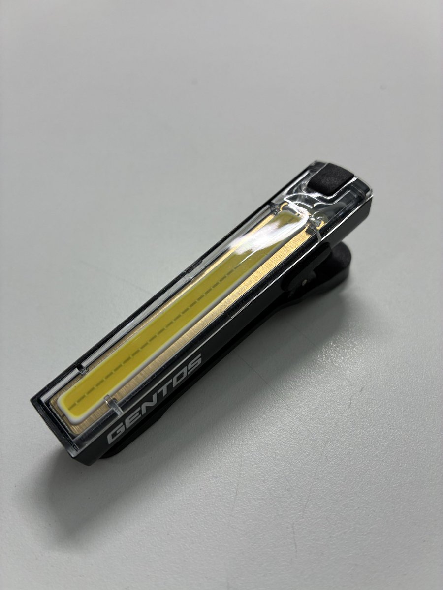 masudaishouten's tweet photo. ジェントスさんのクリップライト
OZ-CL01R
増田伊商店でも販売中ですよー。
マグネットで貼り付けて使ってよし。
クリップではさんで使ってよしです。
小型なので使いやすいですよー。
#工具　
#LEDライト https://t.co/x6Ar1yCYnv