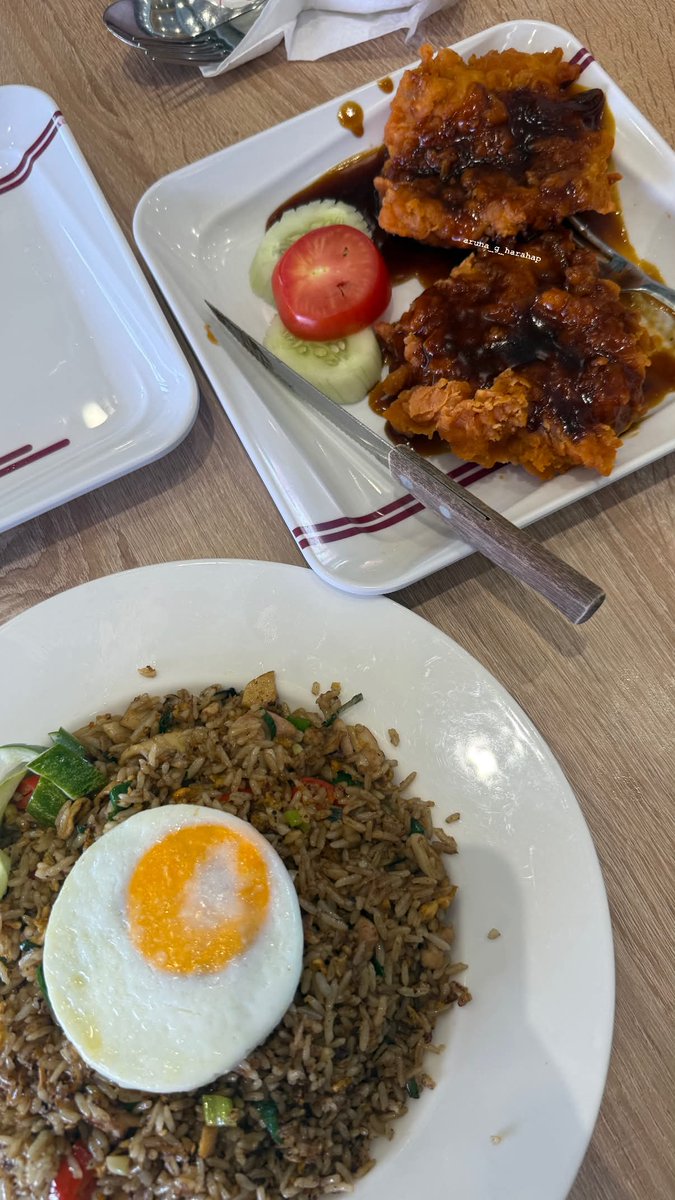 Tukangfotozznw's tweet photo. JANGAN PERCAYA “SOLARIA HACK” YANG VIRAL ITU. Tadi siang nyoba, pesen “Nasi Bistik Ayam” di menu tapi “nasi”nya dicoret. Jadi dapet 2 pcs bistik ayam dari yg biasanya 1 pcs kalau paket nasi.

Kirain hack beneran, taunya pas di kasir NAMBAH BAYAR karena dihitungnya jadi porsian ala carte. Nasi Bistik Ayam 45ribuan, ala carte jadi 60ribuan stlh tax. 

Ini mah bukan hack, krn di kasir di menu papan ternyata emang ada list harga ala carte. Cuma di menu kertasnya aja yang gak ada. Yeee, capek deh 😌

Jadi bukan diumpetin ya menunya. Karena skrg emang semua cabang Solaria kan kalau mau pesen dan bayar harus ke kasir dulu, jadi otomatis pasti ngeliat tuh menu.

Main hack heck hack heck aje. Hack tuh kalo harganya tetep 🥲

cc : aruna_g_harahap