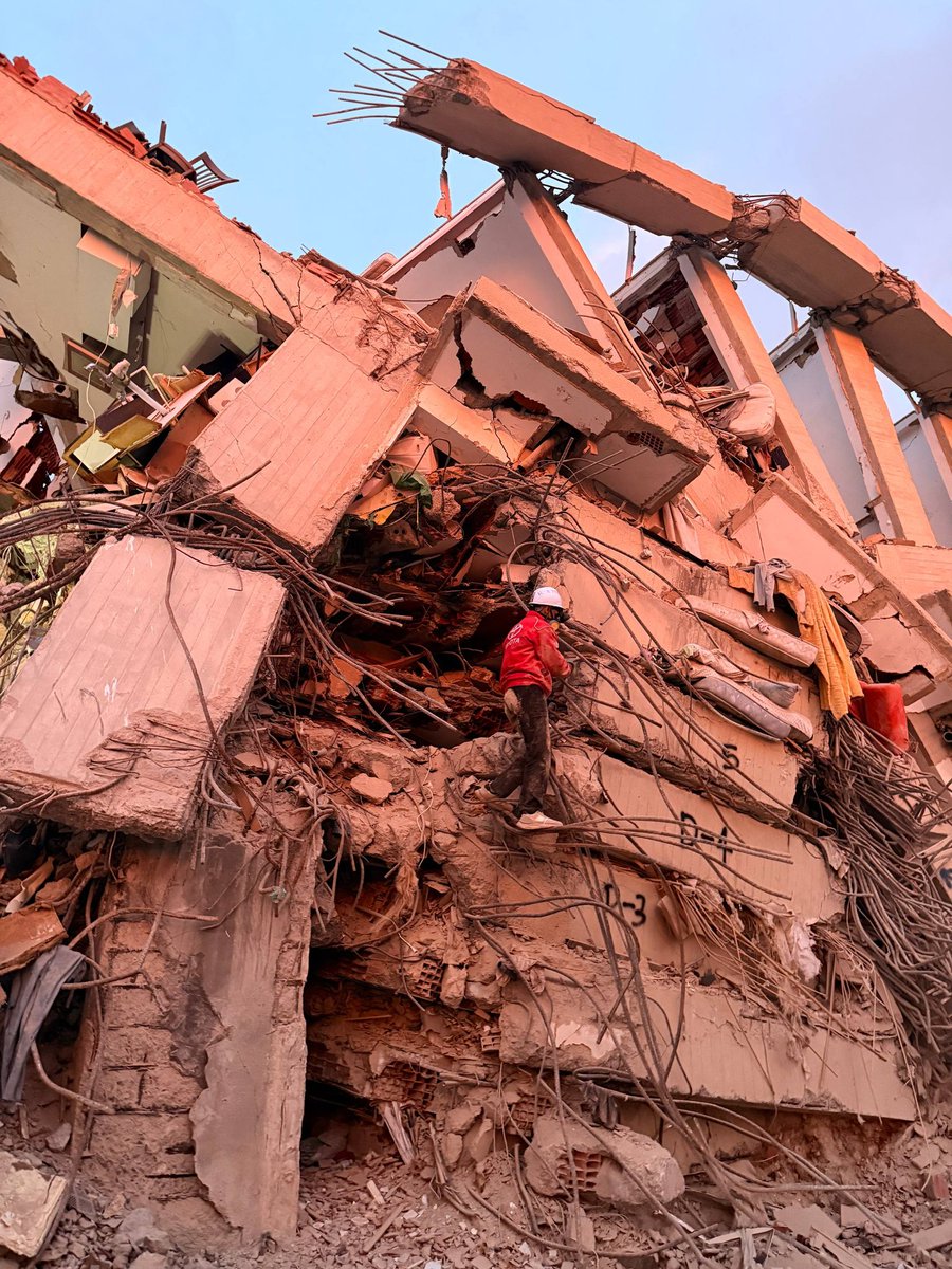 AngelMoreno_LM's tweet photo. Nuevamente, residencias Punta Brisas, Macuto.
Hoy logramos sacar el cuerpo de la amiga de mi mejor amiga, que irá a descansar y su familia podrá vivir su duelo. Lo logramos, a pesar de lo difícil que fue. El día de hoy nunca se me va a olvidar. Gracias por permitirme colaborar. https://t.co/dd0VMPnyL4