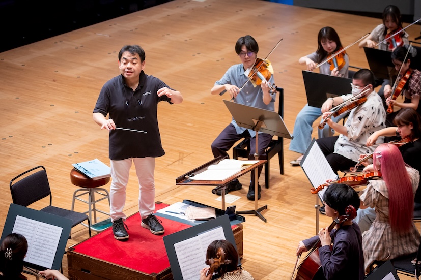 tcm_orcheaca's tweet photo. 7/12（日）14時開演の第20回定期演奏会へ向け、マエストロ下野のリハーサル開始。丁寧なご指導に「目から鱗」状態、どんどん演奏が進化、脱帽、さすがです。いくつか写真でご紹介、♬音楽は会場にいらしてご堪能ください。音楽で旅する「ドイツ黒い森とライン川」
チケット⇒ https://t.co/6RoP3LfQ6S https://t.co/VizMslnUpX
