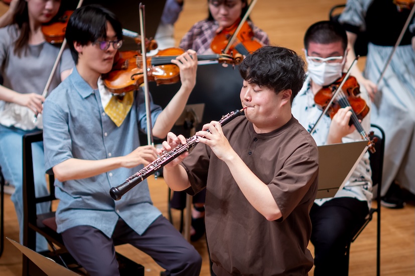tcm_orcheaca's tweet photo. 7/12（日）14時開演の第20回定期演奏会へ向け、マエストロ下野のリハーサル開始。丁寧なご指導に「目から鱗」状態、どんどん演奏が進化、脱帽、さすがです。いくつか写真でご紹介、♬音楽は会場にいらしてご堪能ください。音楽で旅する「ドイツ黒い森とライン川」
チケット⇒ https://t.co/6RoP3LfQ6S https://t.co/VizMslnUpX