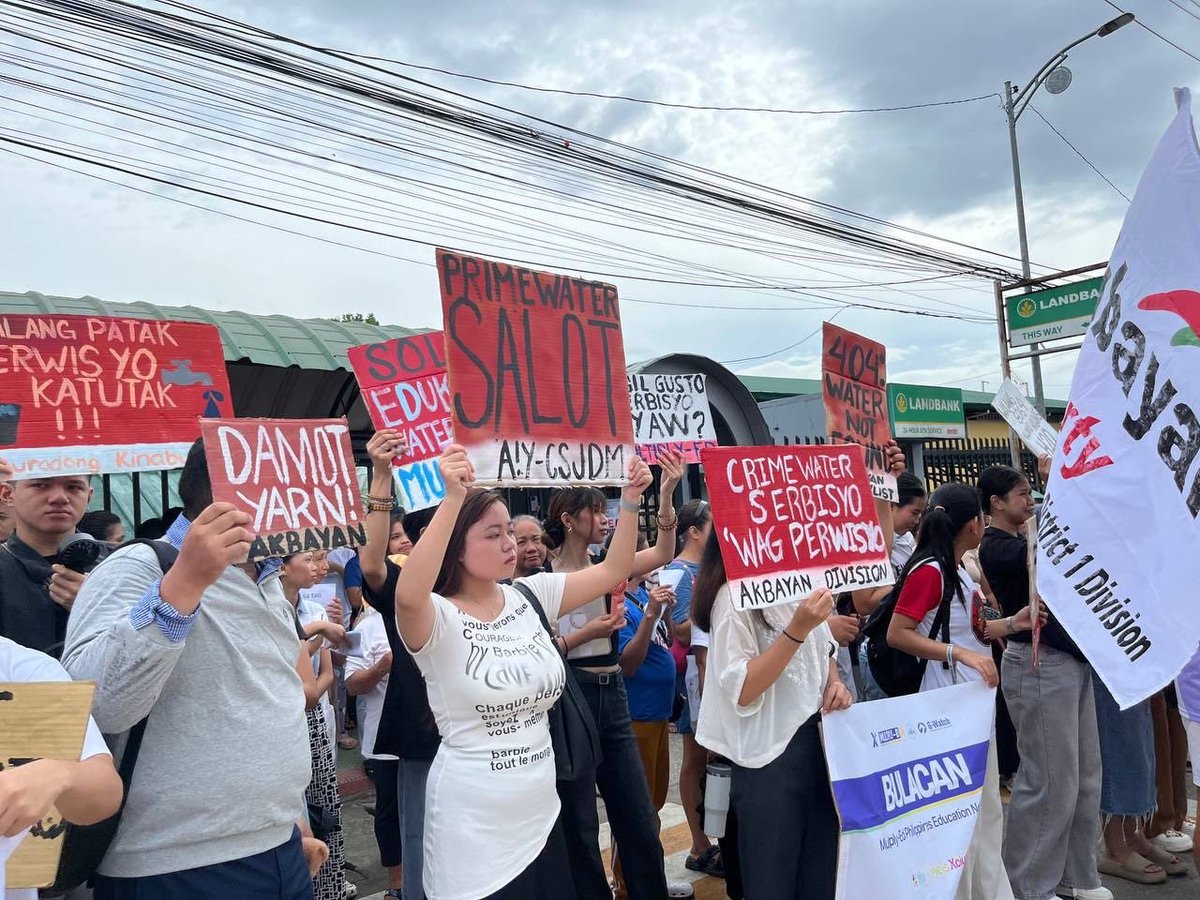 AkbayanParty's tweet photo. 𝗕𝗨𝗟𝗔𝗖𝗔𝗡: 𝗔𝗞𝗕𝗔𝗬𝗔𝗡 𝗟𝗘𝗔𝗗𝗦 𝗣𝗥𝗢𝗧𝗘𝗦𝗧 𝗩𝗦. 𝗣𝗥𝗜𝗠𝗘𝗪𝗔𝗧𝗘𝗥, 𝗗𝗘𝗠𝗔𝗡𝗗𝗦 𝗥𝗘𝗠𝗢𝗩𝗔𝗟 𝗢𝗩𝗘𝗥 𝗣𝗢𝗢𝗥 𝗪𝗔𝗧𝗘𝗥 𝗦𝗘𝗥𝗩𝗜𝗖𝗘

Akbayan Party, led by its local leaders in the City of San Jose Del Monte in Bulacan, joined residents in a peaceful protest on Friday to demand the removal of PrimeWater and call for accountability over its continued failure to provide reliable water service.

The protesters marched from Minuyan Proper to the PrimeWater office, decrying years of recurring water shortages, poor service, and neglect. They stressed that access to clean and sufficient water is a fundamental right that should never be treated as a mere business opportunity.

Akbayan said that the growing public outrage reflects the daily hardships faced by thousands of San Joseños who continue to endure unreliable water supply despite paying for the service.

The democratic socialist political party reiterated its call for the government to hold PrimeWater accountable, end what it described as the company’s failed management of the city’s water service, and ensure that San Joseños receive the efficient, affordable, and people-centered water service they deserve.

“Water is a right, not a privilege. San Joseños have suffered long enough. It is time to put people’s welfare ahead of corporate profit,” Akbayan said. 

#AkbayanPartylist