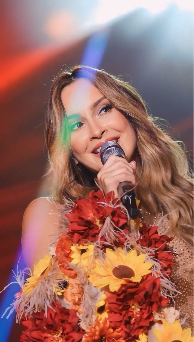 revistamp's tweet photo. Claudia Leite completa 46 anos. https://t.co/w0XSKmNaKo