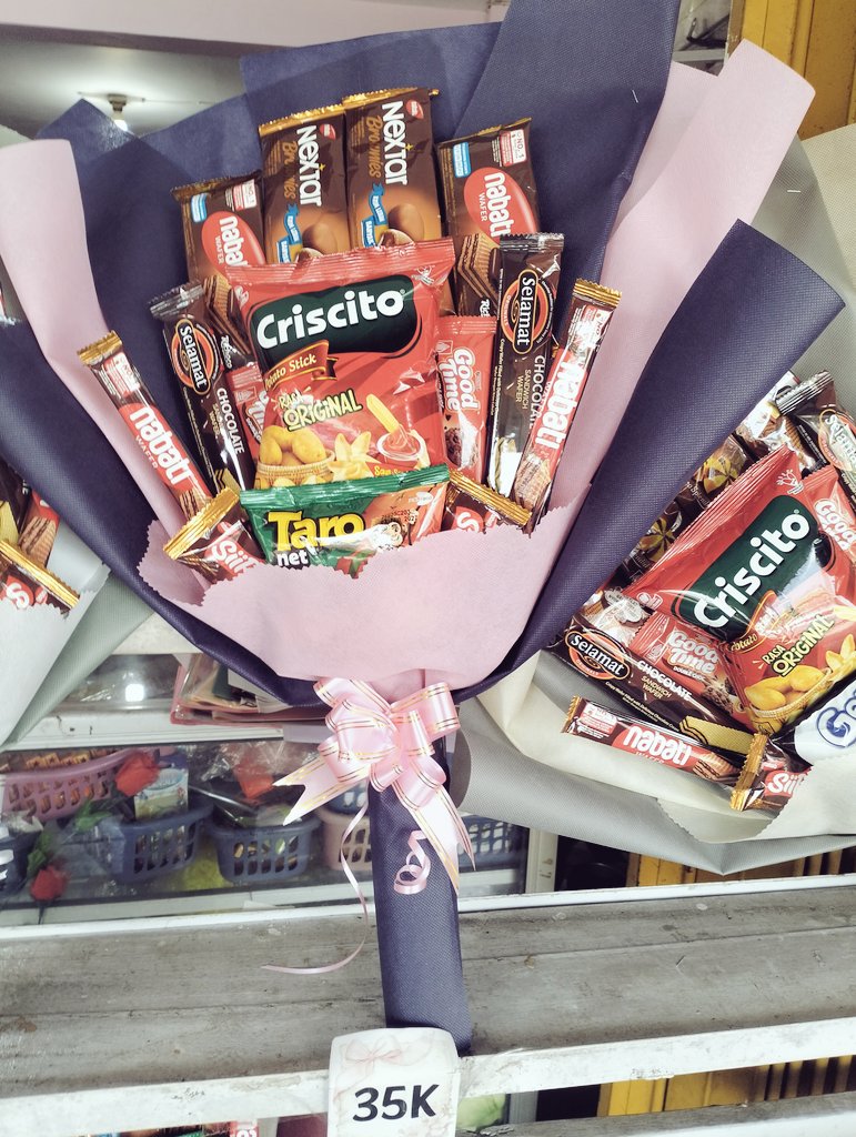 RInad_7311's tweet photo. Buket bunga dan snack harga segini kemahalan ga ya?? untuk deket deket UB UM ITN ? https://t.co/bBpaGlt9lQ