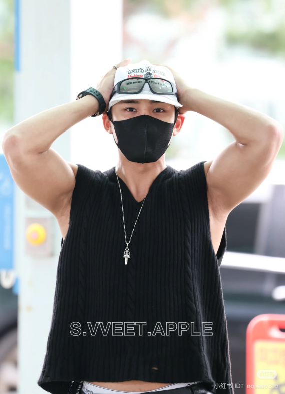 AboutMusicYT's tweet photo. Mingyu looks wonderful at the airport in new photos. https://t.co/FOxo5GCLAc
