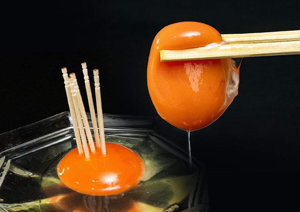 90_osz's tweet photo. @NoContextHumans In Japan, a good egg yolk is firm enough to be picked up with chopsticks. The hens are fed carefully selected premium feed and raised in a low-stress environment. The more care goes into raising them, the deeper and richer the yolk becomes. https://t.co/psa7hVIxTl