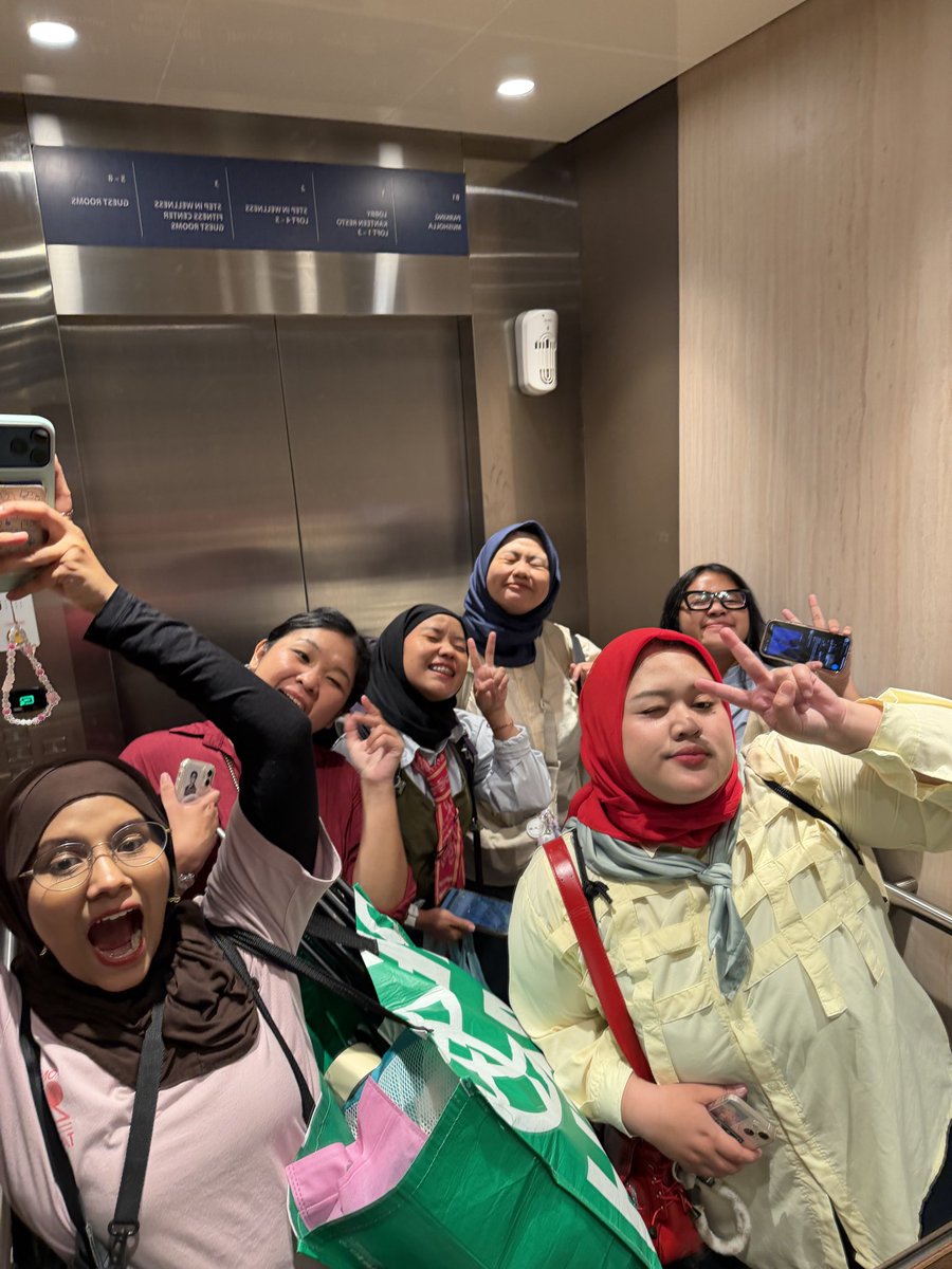 darthkederrr's tweet photo. nah kalo ini kakak kakak panitia plengerrrr kurang tidur https://t.co/zjylhKJiFC