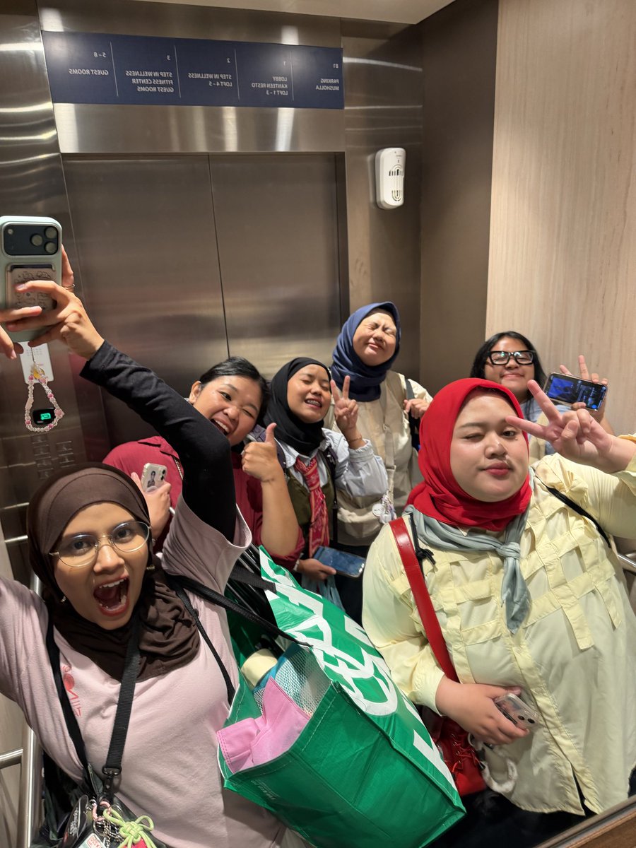 darthkederrr's tweet photo. nah kalo ini kakak kakak panitia plengerrrr kurang tidur https://t.co/zjylhKJiFC