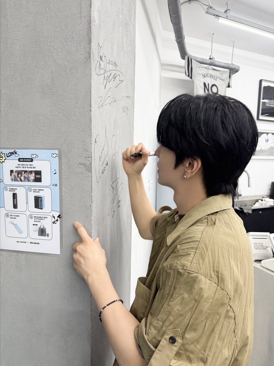 Desert_islandd's tweet photo. 둘이 자주가는 단골카페에 사인해주는 바이브라서 좋느 https://t.co/QuKNPUOlhm