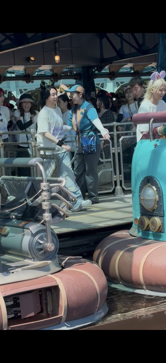 kimkim_konou's tweet photo. ディズニーシーなう
アクアトピア乗ってたらミセス乗ってきて仰天

ミッキーより歓声すごかった https://t.co/DIL4K4KFVy